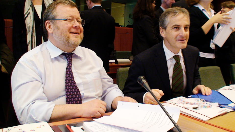 BRUSSEL, BELGIA 20090519:
Stemningen lot til � v�re god da utenriksminister Jonas Gahr St�re (t.h.) og hans islandske kollega �ssur Skarph�dinsson m�tte EU- kommisjonen og EUs formannskap i Brussel tirsdag. Hvor mye Norge og de andre E�S-landene skal betale for E�S-avtalen de neste �rene var det store temaet.
Foto: Trygve Mellvang-Berg / SCANPIX