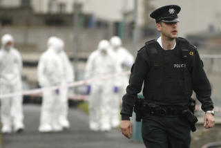 ANGREPET: Teknikere unders�ker �stedet for drapet i Coleraine, Nord-Irland. Det var her familiefaren ble angrepet og sl�tt ihjel. Foto: SCANPIX/AP Photo/Peter Morrison