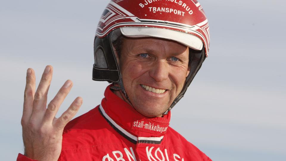 FIRE NYE SKO. Trener og kusk Olav Mikkelborg setter p� nye sko og balanserer om Dagbladets V65-banker p� Biri. Foto: HESTEGUIDEN.COM.