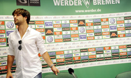 SA FARVEL: Diegos overgang til Juventus ble bekreftet under en pressekonferanse i Bremen. Brasilianeren avslutter karrieren i tysk fotball med cupfinale mot Leverkusen i helgen.Foto: SCANPIX/AFP PHOTO DDP/DAVID HECKER