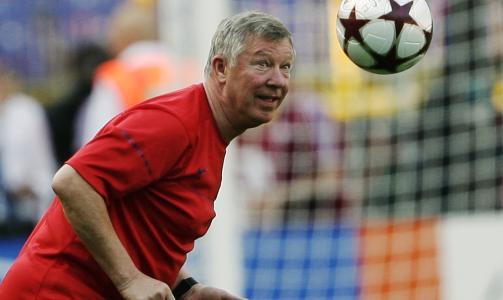 I FORM: Sir Alex Ferguson tok selv aktivt del under dagens trenings�kt.Foto: SCANPIX/REUTERS/Darren Staples