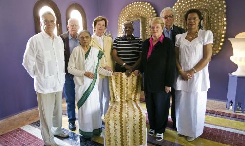 ST�R SAMMEN: En gruppe av tidligere ledere og nobelprisvinnere, blant andre Norges tidligere statsminister Gro Harlem Brundtland (nr. tre fra h�yre), oppfordrer Rangoon-regimet om � l�slate Suu Kyi umiddelbart. Foto: REUTERS / Jeff Moore / SCANPIX