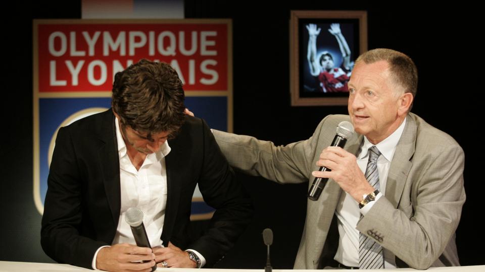 FARVEL: Juninho f�r et klapp p� skulderen av klubbpresident Jean-Michel Aulas etter at det ble kjent at Lyon lar frisparkeksperten g� ett �r f�r kontrakten l�per ut.Foto: SCANPIX/AP Photo/Laurent Cipriani