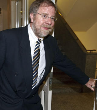 JOBBER MOT STREIK:: Meklingsmann Nils Dalseide l�per opp trappene tilbake til forhandlingspartene etter � ha informert om utviklingen i meklingen mellom partene i l�nnsoppgj�ret for stats- og kommuneansatte sent tirsdag kveld. Foto: Cornelius Poppe / SCANPIX .