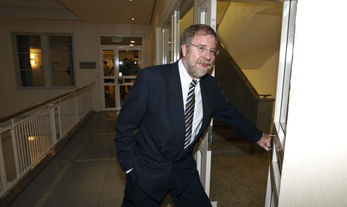 MEKLER: 
Meklingsmann Nils Dalseide l�per opp trappene tilbake til forhandlingspartene etter � ha  informert  om utviklingen i meklingen mellom partene i l�nnsoppgj�ret for stats- og kommuneansatte sent tirsdag kveld.
Foto: SCANPIX