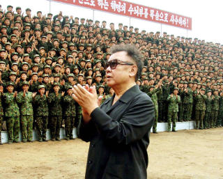 HAR MAKT BAK TRUSLENE: Nord-Koreas ubestridte leder Kim Jong-il har kontroll over om lag 1 million soldater - og muligens snart ogs� funksjonelle atomv�pen. Det liker store deler av verdenssamfunnet d�rlig. Foto: AFP/SCANPIX