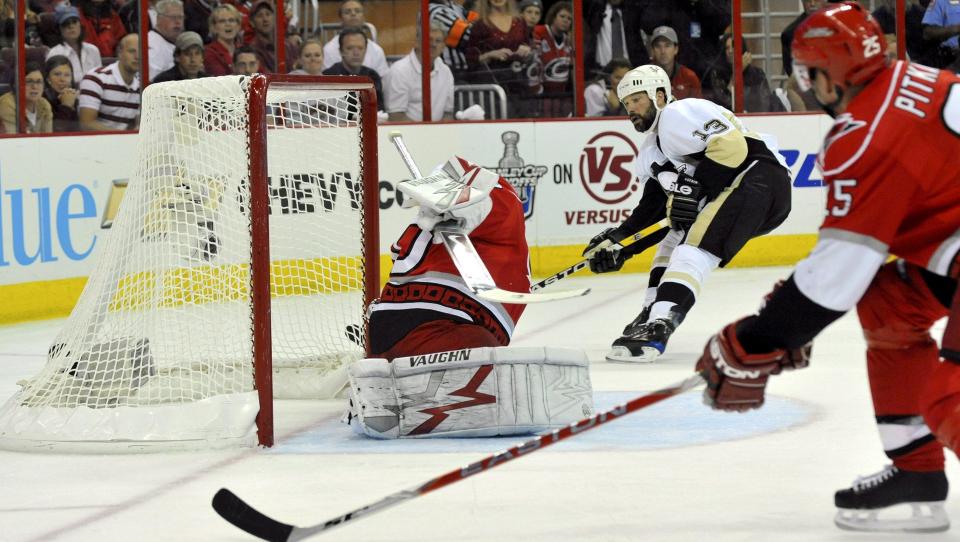 FJERDE STRAKE: Pittsburgh Penguins' Bill Guerin setter pucken forbi Carolina Hurricanes-keeper Cam Ward. Pittsburgh vant 4-1 i natt, og slo Carloina 4-0 i kamper. Dermed skal pingvinene spille Stanley Cup-finale. Foto: Stan Gilliland, EPA/Scanpix