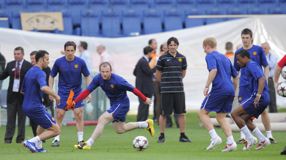 GAMLE, GYLNE SKO: Wayne Rooney m�tte bruke de �gamle� skoene sine p� g�rsdagens United-trening. De ser ikke s� veldig slitt ut, men skofabrikkenes absolutte toppmodeller har relativt kort levetid. Foto: Manu Fernandez, AP/Scanpix