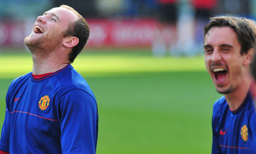 IKKE VELDIG DEPPA: Rooney s� ikke ut til � v�re veldig nedfor p� grunn av et par forsvunne sko. Ikke Gary Neville heller.Foto: Carl de Souza, AFP/Scanpix