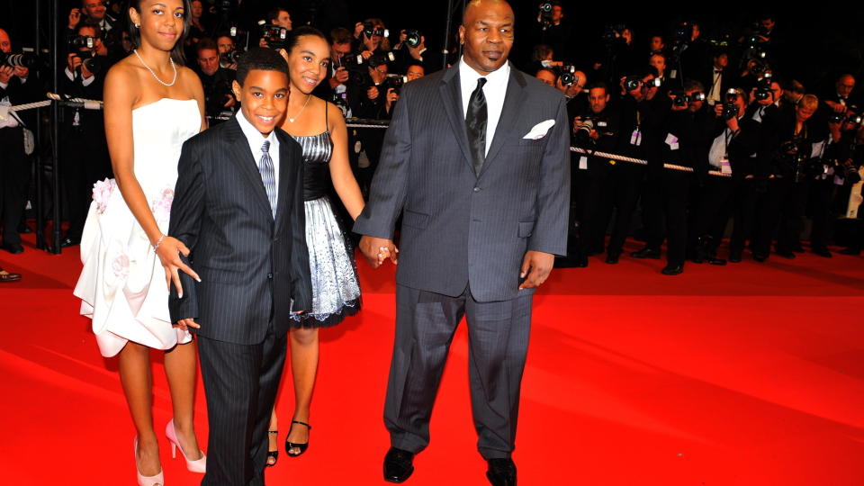I SORG: I natt d�de Mike Tysons fire�rige datter. Her er Tyson sammen med kj�resten og to av de andre barna sine under fjor�rets filmfestival i Cannes. Foto: Stella Pictures.