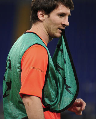 GO' VEST?  Lionel Messi sutter litt p� overtrekksvesten sin under g�rsdagens trening. Foto: Manu Fernandez, AP/Scanpix