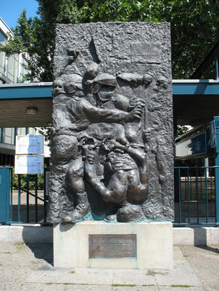 MINNESMERKE: Der Tod des Demonstranten laget av Alfred Hrdlicka ble satt opp utenfor operaen i Berlin etter den tragiske hendelsen der Benno Ohnesorg ble skutt og drept. Foto: WIKIMEDIA