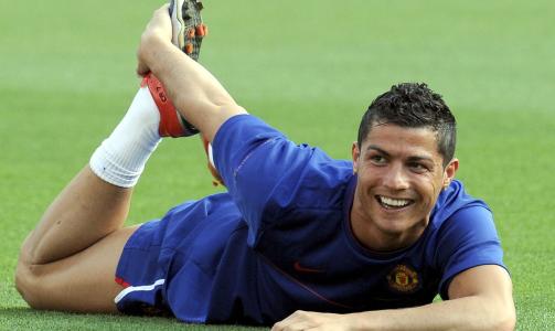 SPILLER I KVELD: Ronaldo ser ikke ut til � v�re plaget n�r han t�yer den teipede ankelen. Foto: Ettore Ferrari, EPA/Scanpix