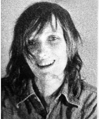 - VOLDEN M� BESVARES MED MOTVOLD! Samme kveld som Ohnesorg ble drept sto den senere RAF-terroristen Gudrun Ensslin p� talerstolen og skrek at den volden de akkurat hadde v�rt utsatt for, bare kunne besvares med motvold. Foto: SCANPIX