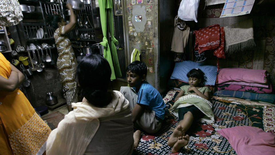HJEML�S: Rubina Ali (t.h.) er hjeml�s etter myndighetene i Mumbai rev familiens hjem i slummen. N� skal �Slumdog Millionaire�-regiss�r Danny Boyle reise til India for � finne ut hva som har skjedd. (AP Photo/Rajanish Kakade)