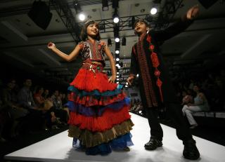 EN ANNEN VIRKELIGHET: Azharuddin Ismail og Rubina Ali (t.v.) deltok p� moteuka i New Dehli. De bor vanligvis p� gata i Mumbai. REUTERS/Adnan Abidi