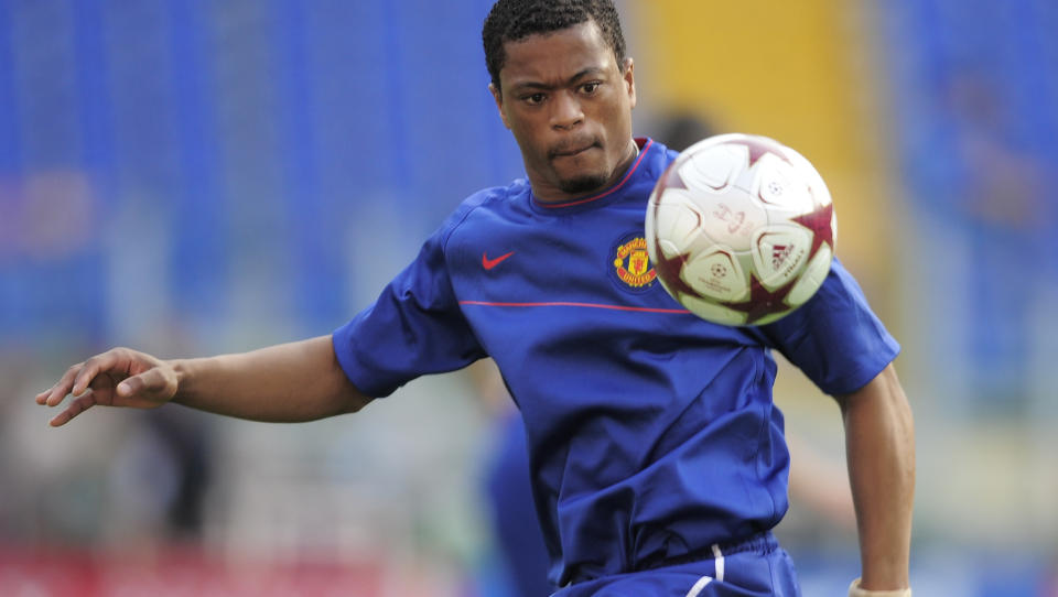 IRRITERT: Manchester Uniteds Patrice Evra g�r med hevnplaner mot Arsenals Cesc Fabregas, og tar helst oppgj�ret utenfor fotballbanen. Foto: AP Photo/Manu Fernandez