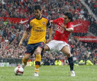 VILLE SKADE EVRA? Cesc Fabregas f�r stygge beskyldninger mot seg fra Evra. Her i duell med Carlos Tevez. Foto: REUTERS/Phil Noble