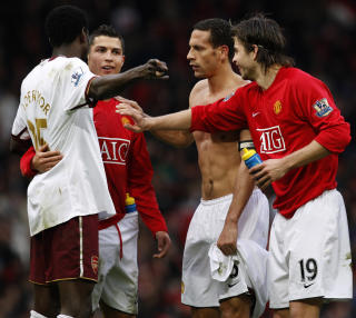 GAMLE KJENTE: Gerard Pique (t.h) var United-spiller og lagkamerat med Ronaldo forrige sesong. Foto: AP/Jon Super