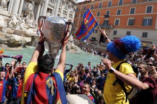 FEST VED FONTENEN: Barca-supportere har samlet seg ved Trevifontenen i Roma foran kveldens Champions League-finale. Forel�pig er det f� rapporter om br�k i den italienske hovedstaden der omkring 20 000 spanjoler og 30 000 briter er p� bes�k. Foto: Ettore Ferrari, EPA/Scanpix