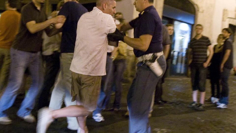 TO ARRESTERT: To fulle britiske supportere er bekreftet arrestert p� turistplassen Campo de' Fiori i Roma. Det er ikke klart om det er de samme supporterne som her er i kontakt med politiet. Foto: Remo Casilli, Reuters/Scanpix