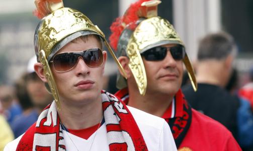 WHEN IN ROME: United-fans med litt trang hjelm patruljerer gatene i Roma i dag. Foto: Remo Casilli, Reuters/Scanpix