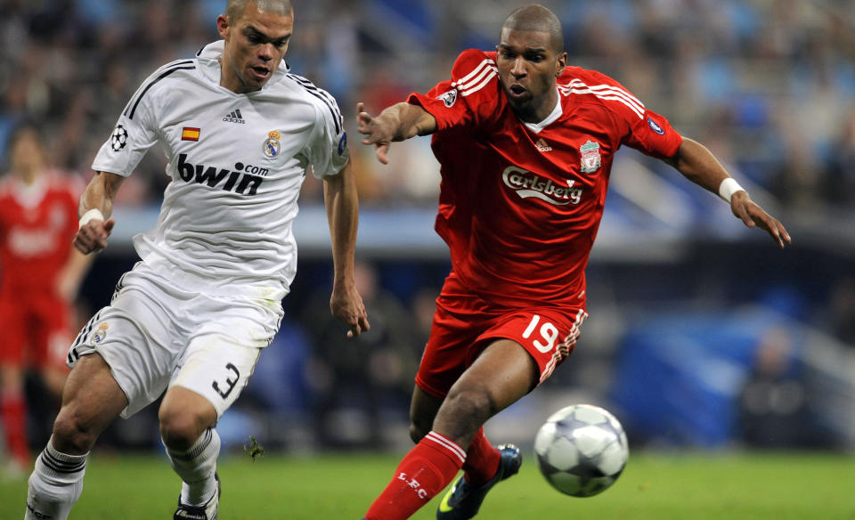 TIL SALGS: Ryan Babel (t.h.) kan v�re p� vei bort fra Liverpool som en konsekvens av at manager Rafa Benitez trenger penger til � finansiere nye spillerkj�p.Foto: SCANPIX/AFP PHOTO/ PIERRE-PHILIPPE MARCOU