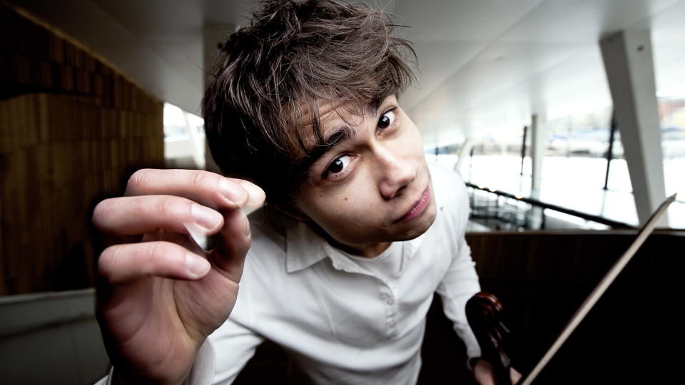 GODKJENT DEBUT: P� kort tid er Alexander Rybak blitt en av v�re st�rste artister. N� har han levert sitt svennestykke, og det f�r karakteren godkjent. Foto: Henning Lilleg�rd