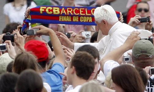 BA OM EN B�NN: Flere supportere hadde m�tt opp i Vatikanet i dag, i h�p om at pave Benedict XVIs velsignelse. Foto: EPA