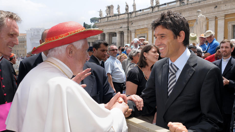 SJEFSM�TE: Den katolske kirkens overhode, pave Benedict XVI m�tte tidligere i dag Massimo Busacca, som er Champions League-finalens kampleder. Foto: AFP