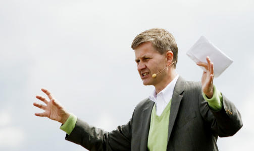 SKAL TIL KENYA: Neste uke skal milj�- og utviklingsminister Erik Solheim delta p� en konferanse for afrikanske milj�vernministere i Nairobi. N� vurderer Utenriksdepartementet bes�ket. Foto: SCANPIX