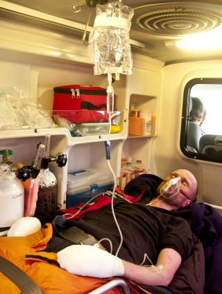 HARDT SKADD: Hendene ble bandasjert og Tr� fikk b�de oksygen og intraven�s behandling under ambulanseturen som varte i flere timer. Foto: www.everest09.no