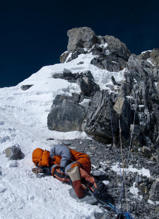FANT KOMPISEN D�D: En skremmende p�minner om farene p� Mount Everest. Frank, en tysk kompis av Jarle Tr�, skulle g� samme tur som nordmannen. Han ble funnet d�d i fjellsiden. Foto: www.everest09.no