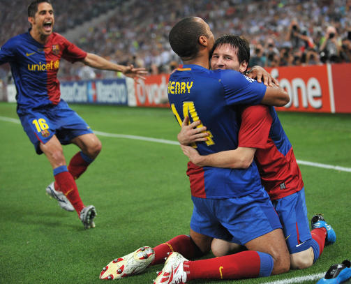 DA DEN LILLE BLE DEN ST�RSTE: Lionel Messi har f�rt Barcelona til tre titler i �r - og er n� favoritt til � bli k�ret til verdens beste spiller. Foto: AFP