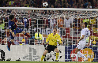 HELT ALENE: Lionel Messi fikk st� alene da han headet inn 2-0. Foto: AFP