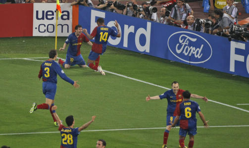 KATALANSK JUBEL: Her, etter Lionel Messi-scoringen, skj�nner Barcelona-spillerne at tittelen er sikret. Foto: AP