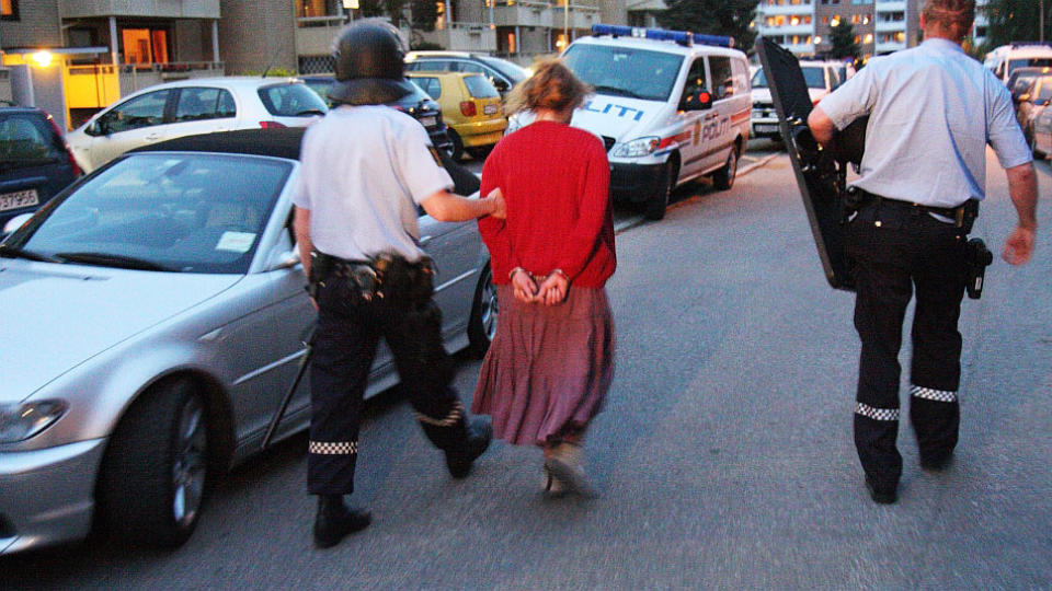 INNBRAKT: Kvinnen ble etter hvert fraktet til arresten. Foto: SVEIN GUSTAV WILHELMSEN