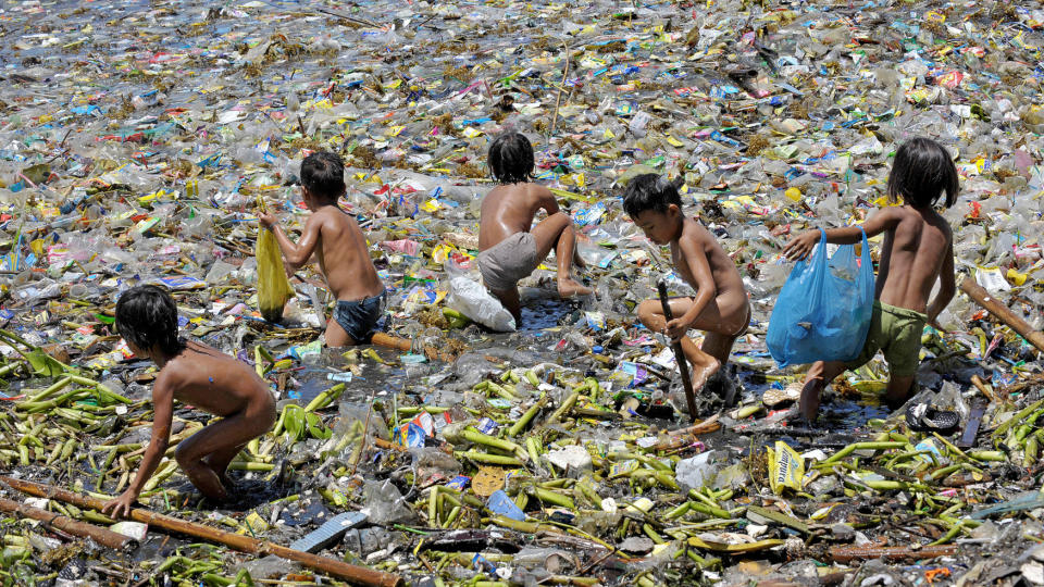 S�PPELBARN: Barn samler plastikk i Manila. Dette gir en inntekt p� to dollar om dagen p� en god dag. Amnesty mener finanskrisen har f�rt 200 millioner flere mennesker ut i dyp elendighet. Foto:AFP/SCANPIX