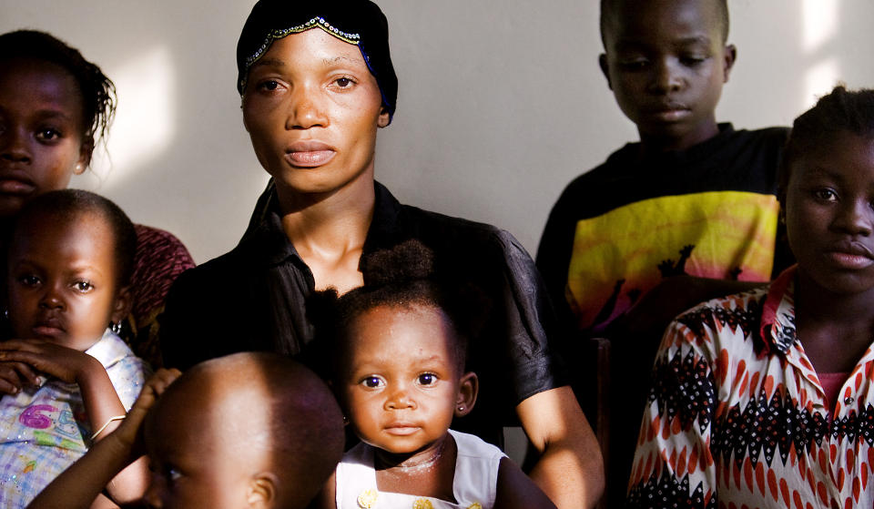 VIL HA PENGER:  Bibich Olendge Kasongo (27) har mistet mannen sin, og barna (f.v) Dora (14), Rachelle (5), Dan (3), Ruth (1), Erick (11) og Egeni har mistet sin far.  Foto: Espen R�st