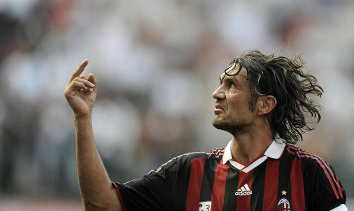 BITTER AVSKJED: Paolo Maldini ble hetset av en gruppe fans under sin avskjedskamp hjemme p� San Siro i helga. Foto: Filippo Monteforte, AFP/Scanpix
