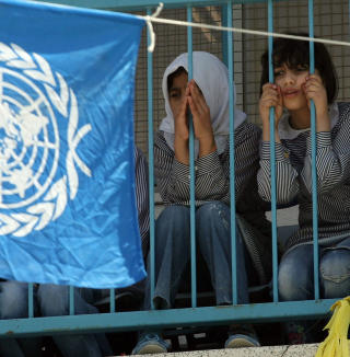 P� SKOLE: To jenter titter fram p� en av skolene som er drevet av FN-byr�et for palestinske flyktninger s�r p� Gaza-stripen. Foto: Scanpix