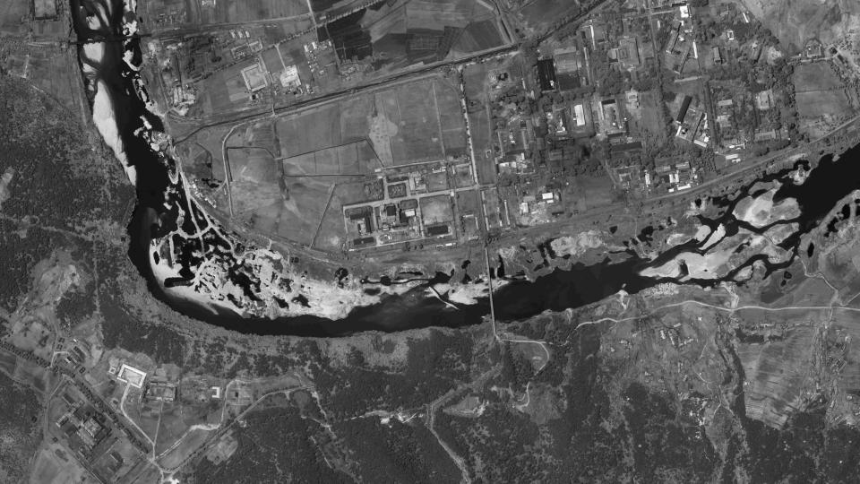 ATOMKRAFTVERK: Dette satelittbildet viser atomkraftverket i Yongbyon i Nord-Korea. Amerikanske satelitter skal ha oppdaget r�yk og annen aktivitet p� kraftverket som tyder p� at nord-koreanerne kan ha startet arbeidet med � utvikle atomv�pen. Foto: DigitalGlobe/Scanpix