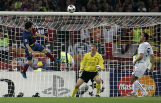 GUDS HODE: Leonel Messi hang majestetisk i lufta da han nikket inn Barcelonas andre m�l. Foto: AP/Gregorio Borgia