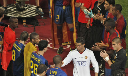 - GRATULERER: Cristiano Ronaldo gratulerte Barcelona-spillerne p� vei opp for � hente tapermedaljen. Foto: AP
