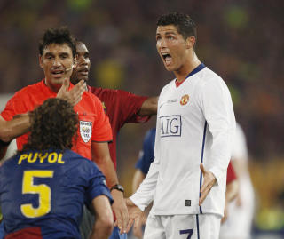 KLAGER: Cristiano Ronaldo mener United mislyktes med takikken. Foto: AP/Jon Super