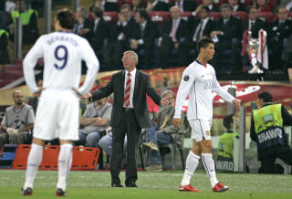 SINNA: Manchester United-sjef Alex Ferguson likte ikke sp�rsm�l om trenerframtida. Foto: AP/Gregorio Borgia)
