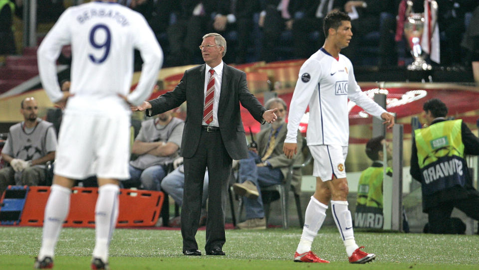 SNAKKER SEG VEKK FRA UNITED? Cristiano Ronaldo var kritisk til Manchester United-sjef Alex Fergusons taktiske disposisjoner i g�r kveld. Foto: AP Photo/Gregorio Borgia