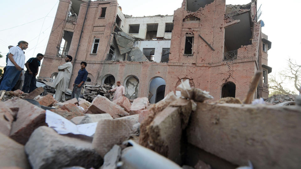 TALIBAN TAR SKYLDA: Minst 24 ble drept og rundt 300 skadd etter angrepet p� politistasjonen i Lahore i g�r. Foto: AFP/SCANPIX