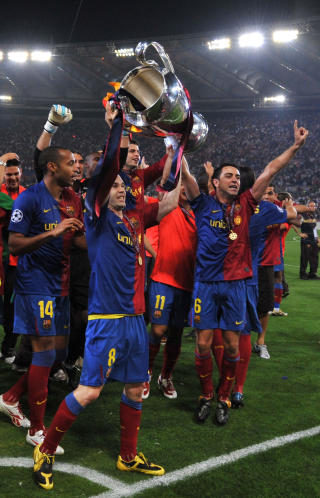 VERDENS BESTE: Wayne Rooney er ikke i tvil n�r det gjelder Barcelonas Andres Iniesta, som her hever pokalen. Foto: AFP/CARL DE SOUZA