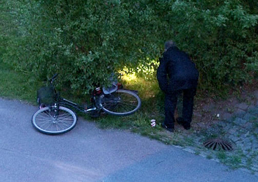 FUNNET VED DAMESYKKEL: Alt tyder p� at drapsofferet kom syklende p� en sykkel med barnesete like f�r hun ble drept. Foto: BJ�RN LOCKSTR�M